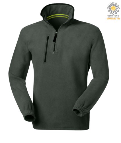 Short zip fleece, two pockets with one zipped pocket. Colour: Green